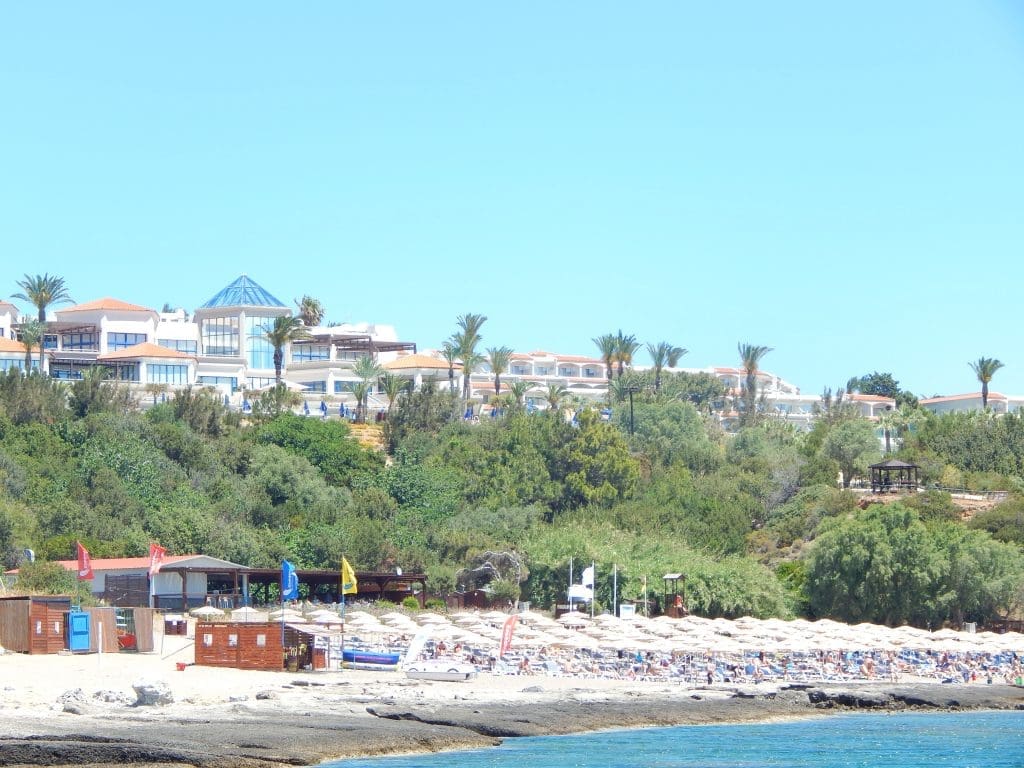 Blick auf das Hotel und den Strand